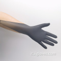 Tatuatore parrucchiere usa guanti nitrili neri